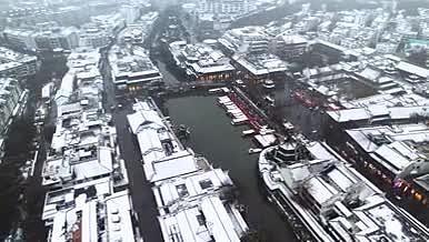 4K航拍南京5A景区夫子庙秦淮河雪景视频的预览图